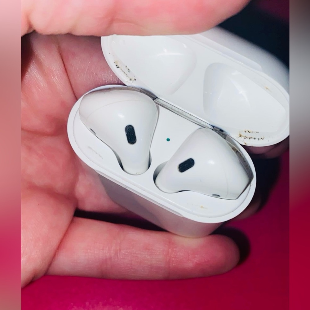 AirPods - Picture 3 of 5